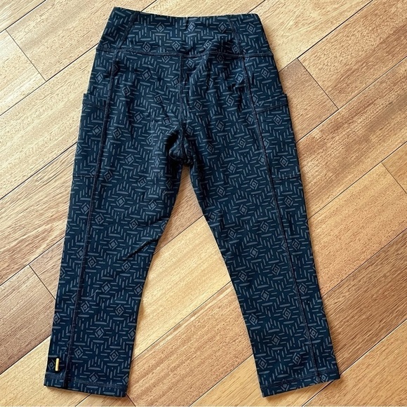 Lucy Powermax Gray Black Geometric Tribal Crop Leggings XS - Picture 4 of 8